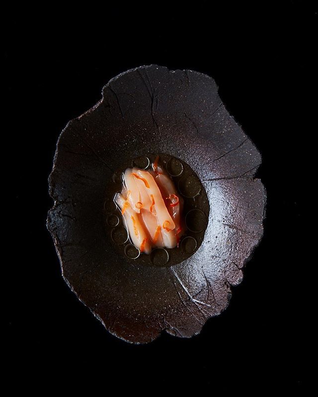 maaemo's tweet image. Lightly salted scallops with heather and white currants 🌊 bit.ly/2RnL1P1
