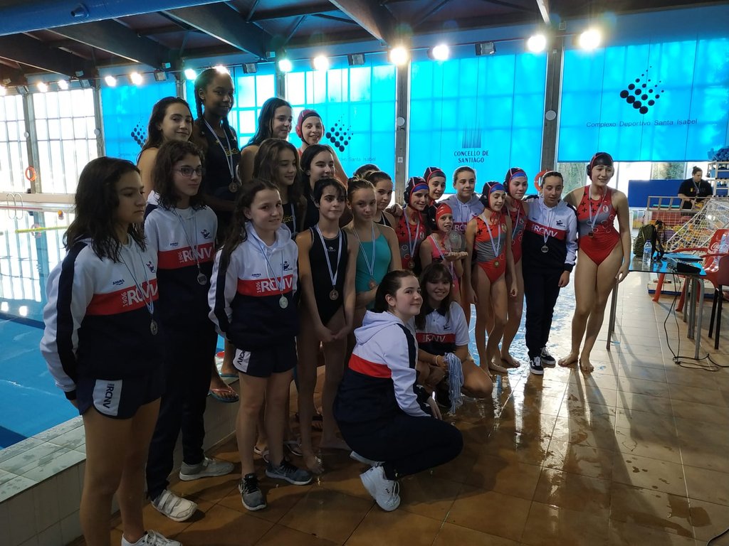 El equipo infantil femenino acaba 3o el campeonato gallego tras ganar 4-2 al CW Santiago y perder 5-3 y 8-2 contra el RCN de Vigo y el CW Pontevedra respectivamente. 
Enhorabuena chicas!!! Emormes!