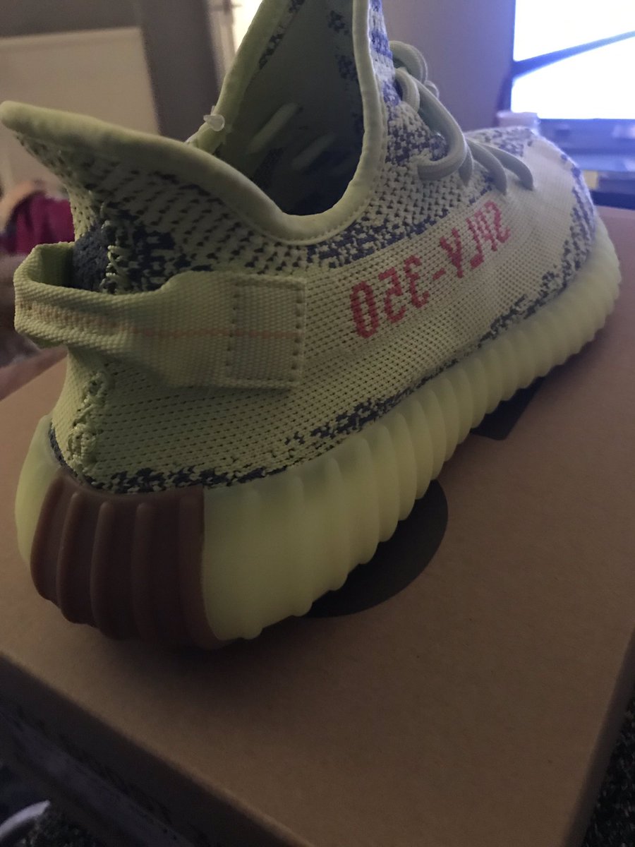 Michaelflyfish1's tweet image. When your Mrs goes to London and brings ya back a fresh pair of #YEEZYBOOST350V2 #semifrozenyellow #kickgameonpoint #anotherpairtothecollection #cannabiscommunity