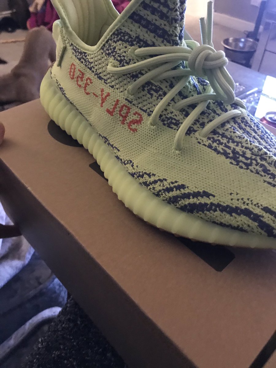 Michaelflyfish1's tweet image. When your Mrs goes to London and brings ya back a fresh pair of #YEEZYBOOST350V2 #semifrozenyellow #kickgameonpoint #anotherpairtothecollection #cannabiscommunity