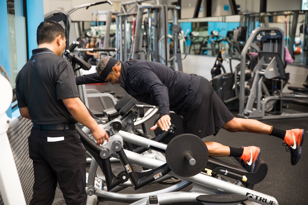 TRUEfitnesstech's tweet photo. #TrainerTip: Despite the controlled and guided movement of the #TRUE #FullBodyPress clients can still experience benefits of #functionaltraining by performing a number of variations. Try the Bird Dog #SingleArmPress and feel your core working to maintain stability. @RandyLeopando https://t.co/3yzWeXCMdT
