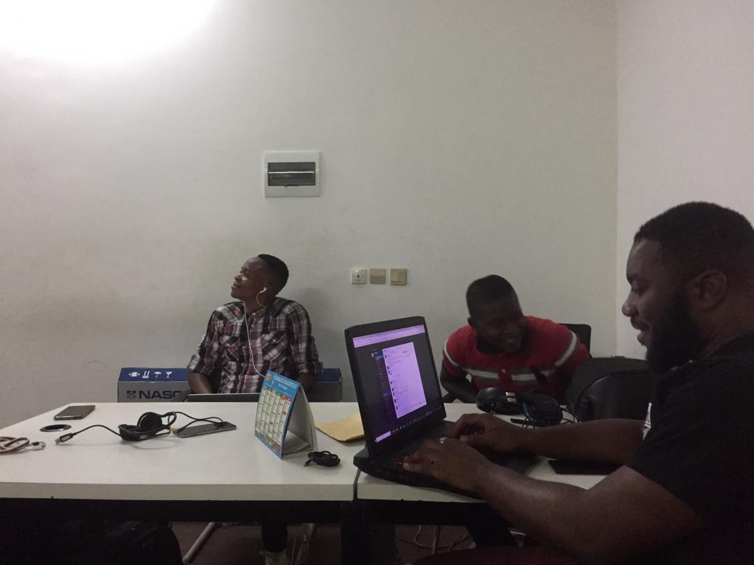 akiltechnologie's tweet photo. #TechMonday @ AKIL ! Franck Dakia présente comment mieux coder en #PHP en adoptant les standards #PSR2, #PHP-FIG et les tests unitaires. Ca permet d'ameliorer la qualite du code, les code reviews et d'uniformiser nos codebases. #Laravel #symfony #api #teamwork #phplint #akiltech https://t.co/xNMqpRvuvf