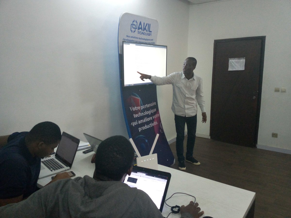 akiltechnologie's tweet photo. #TechMonday @ AKIL ! Franck Dakia présente comment mieux coder en #PHP en adoptant les standards #PSR2, #PHP-FIG et les tests unitaires. Ca permet d'ameliorer la qualite du code, les code reviews et d'uniformiser nos codebases. #Laravel #symfony #api #teamwork #phplint #akiltech https://t.co/xNMqpRvuvf