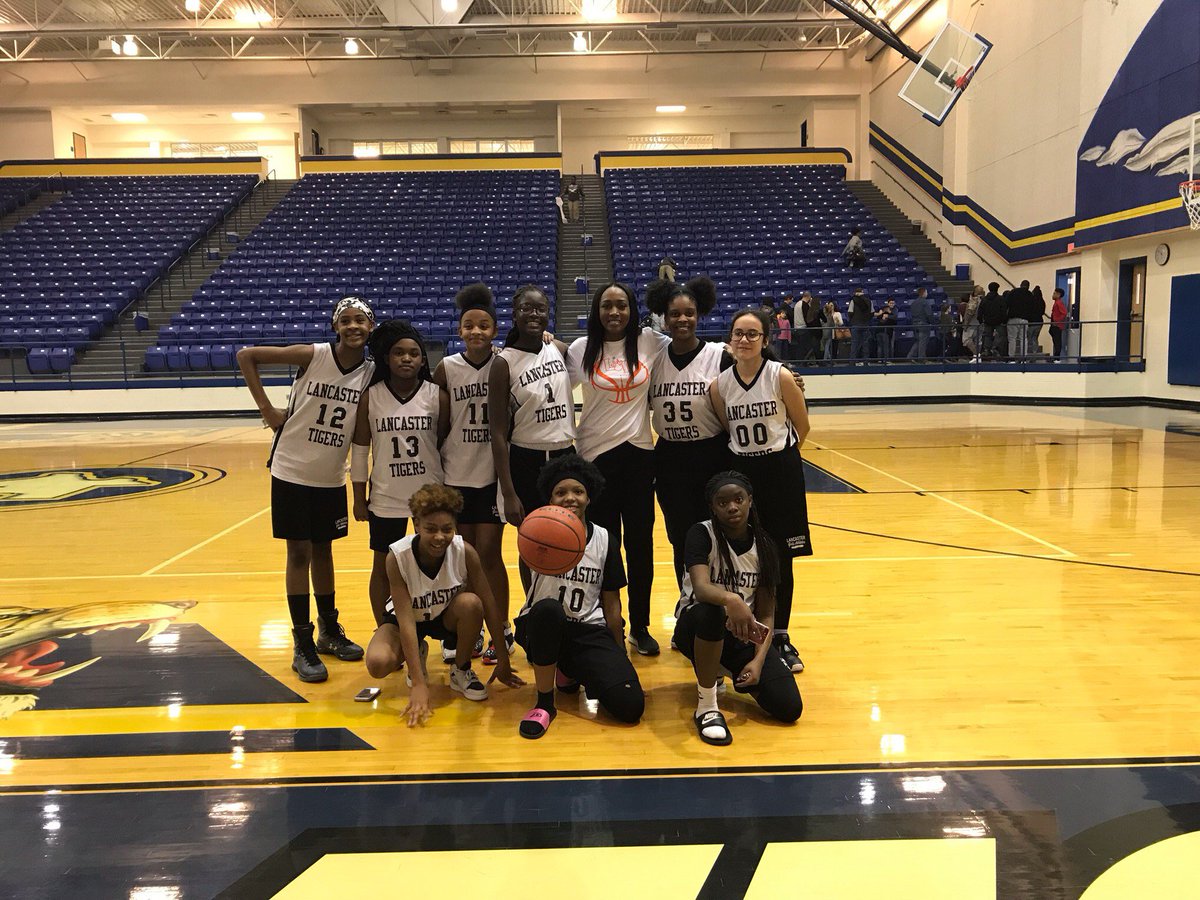 CoachJLinson's tweet photo. Congratulations to our 7th B team on winning their district tournament this past weekend!!!! Way to go Lady Tigers!!!!! #webo #webuild #thefutire 🏀🧡🖤 https://t.co/qLcmCpl5KD
