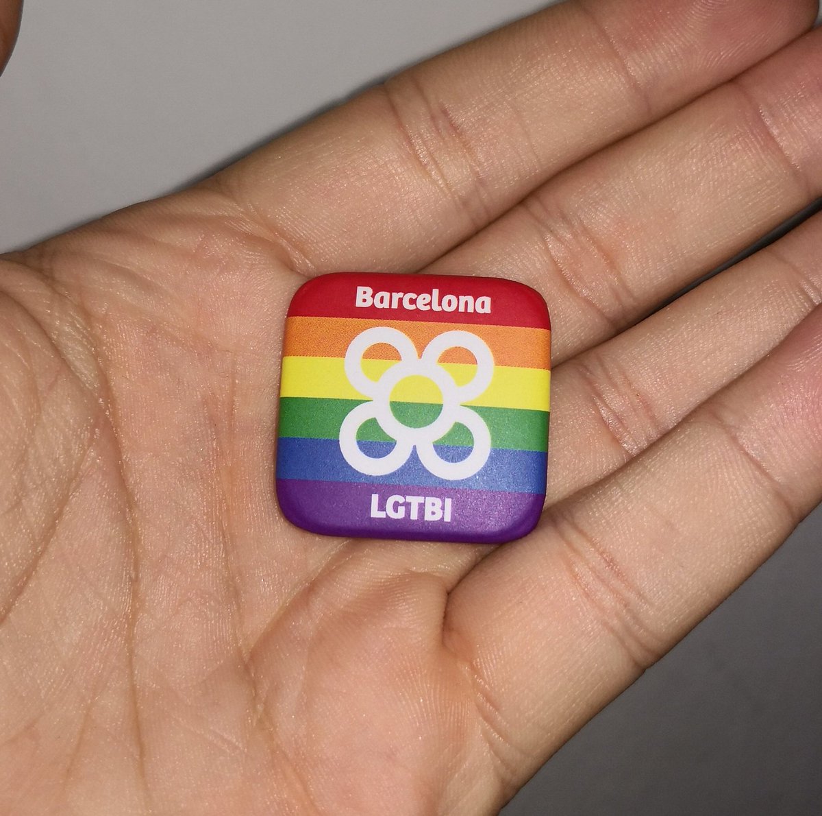 🌈 Som a la concentració davant el centre #BarcelonaLGTBI per denunciar els atacs #LGTBIfobics i feixistes de la set mana passada #prouLGTBIfobia #sacaTuPluma