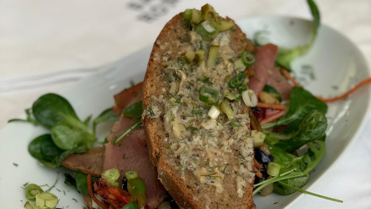 🥙🏆 El "Milhojas de pastrami ahumado con Sarmiento de Viñedo", elegido ganador de la VI Edición del Concurso al Mejor #Bocadillo de Autor de España, celebrado en <a href="/madridfusion/">madrid fusion</a>