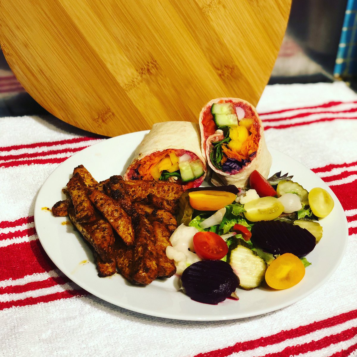SWFraserFalkirk's tweet photo. Love food, love @SlimmingWorld 😍 only thing I needed to count here was the wrap for my Healthy Extra B! https://t.co/AV3ZCA5n2p