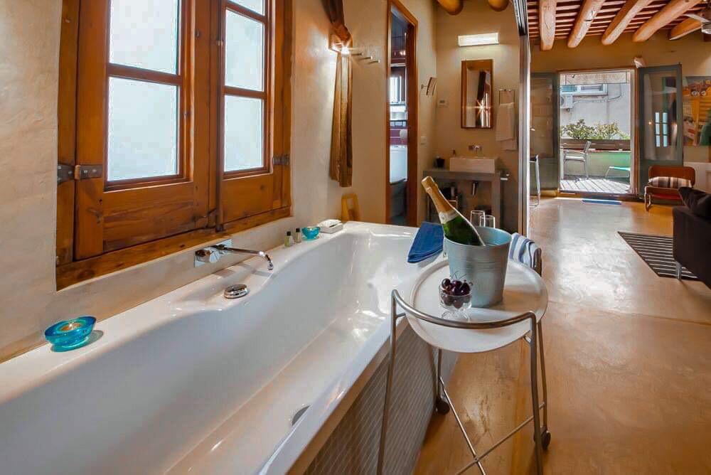 Downtown Dream
This is splendid loft-style flat of 90m2 with terrace, that has been redesigned to create a unique atmosphere Located in the historic centre of Barcelona, the flat is just off the Ramblas. 

Find this flat or discover more awesome flat at: suitelife.com