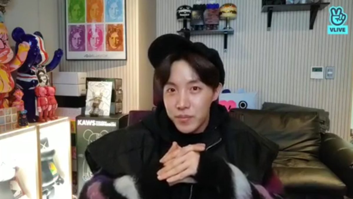 Bts Army Fanclub Vlive 19 01 28 Jhope Estuvo En V App Mostrando Su Estudio J Hope On V App He Show Us His Studio Link T Co 0ac8d1yq Cr Vlive