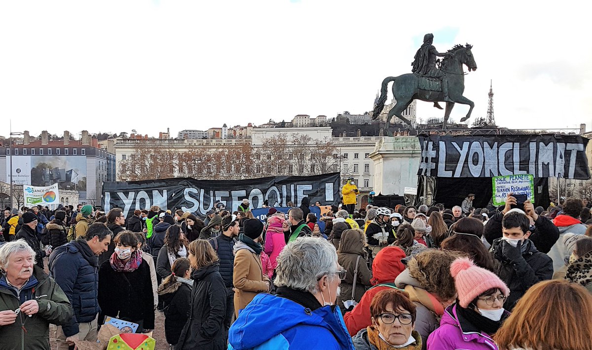 PFCRhone's tweet photo. Malgré la pluie c'est 5 000 courageux Lyonnais qui ont déferlé hier sur la Presqu'île, bravo à tous !

#LyonClimat #OnVeutRespirer #WeekEndClimat #ClimateAction #pollution https://t.co/O1pH7S7p5l