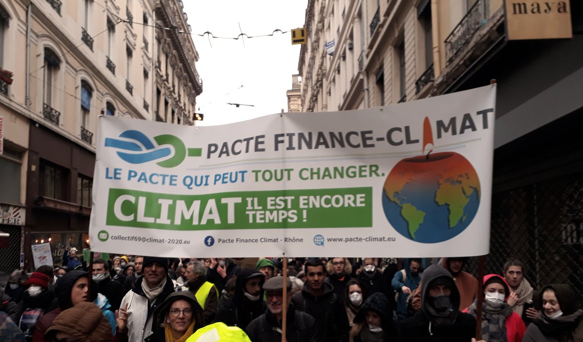 PFCRhone's tweet photo. Malgré la pluie c'est 5 000 courageux Lyonnais qui ont déferlé hier sur la Presqu'île, bravo à tous !

#LyonClimat #OnVeutRespirer #WeekEndClimat #ClimateAction #pollution https://t.co/O1pH7S7p5l