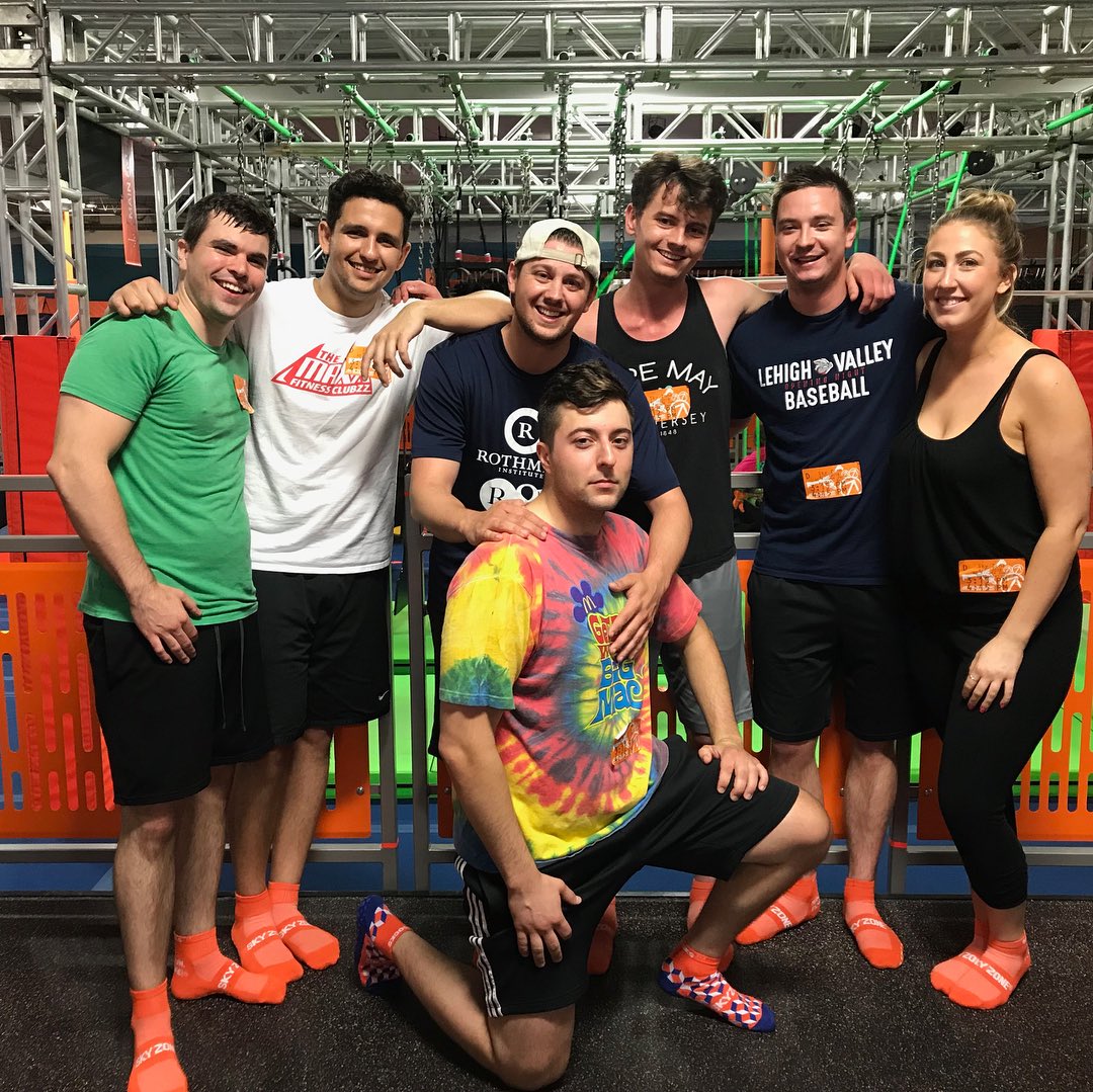 skyzone's tweet image. 🚨ALERT🚨Today is #NationalHaveFunAtWorkDay so we highly recommend you “bounce” early and bring your coworkers to Sky Zone!

(📸: Mike F.)