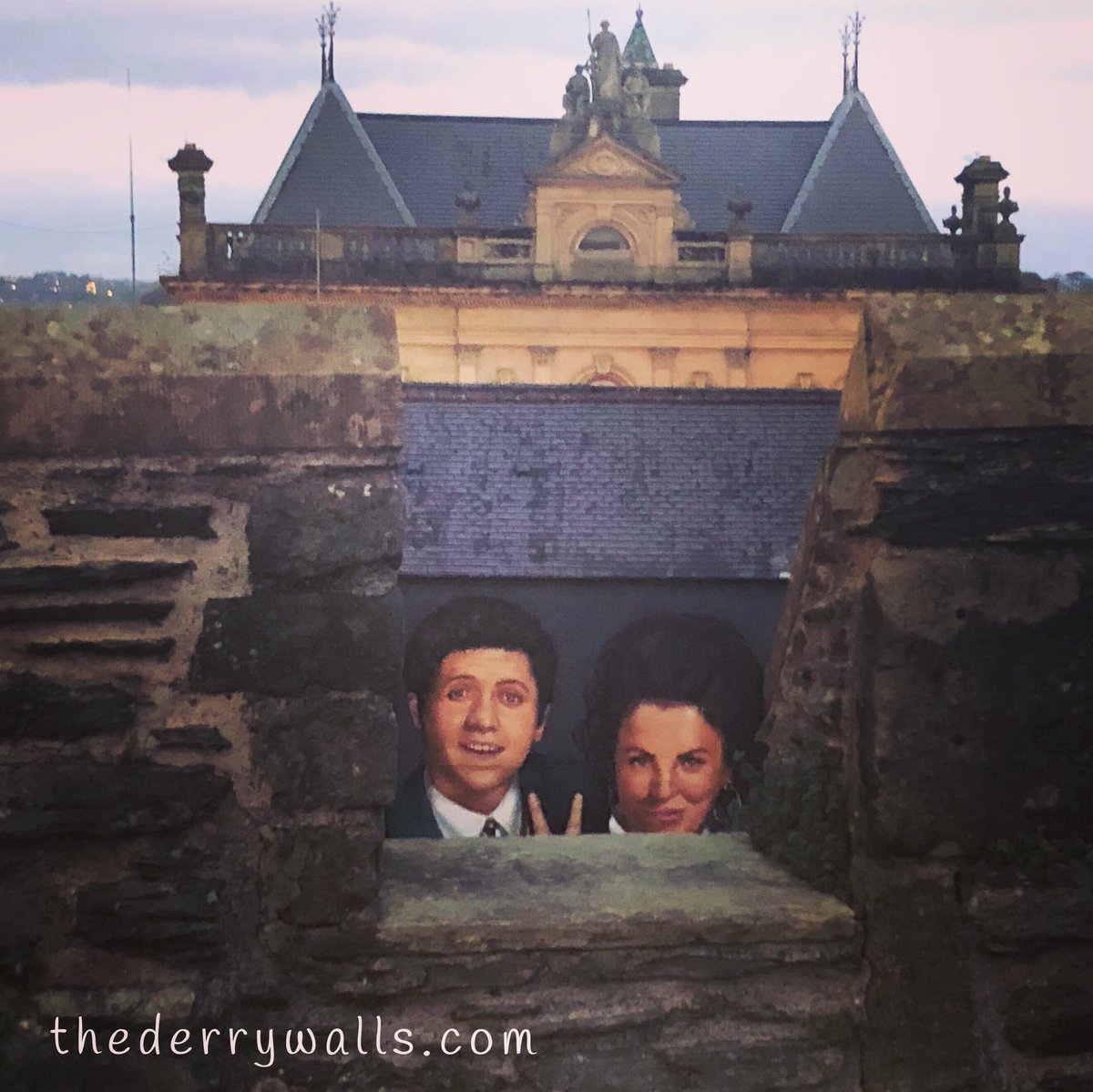 When you’re on New Gate Bastion and you look out through a #17thcentury embrasure, down to where the Orchard was, during the famous #siegeofderry , the last thing you expect is a #weeenglishfella and his cousin staring back up at you! #derrygirls #derrywalls #derrygirlsmural