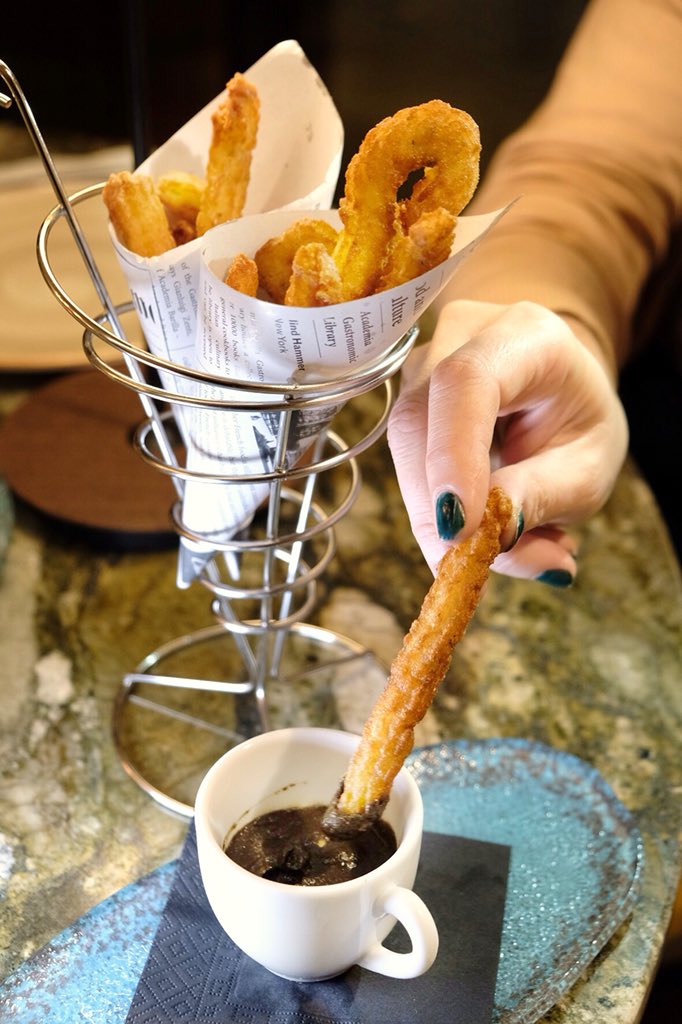 LosFoodistas's tweet photo. Un #trampantojo de #churros de bacalao y #chocolate de #romesco con tinta. Las tapas del #chef @FranLopezChef para su nuevo espacio #XertaTapasBar en el #hotel #OhlaEixample de #barcelona son de lo más imaginativas. Más información en nuestra web https://t.co/RIiOJGDLH6 https://t.co/fDGx9RIf6m