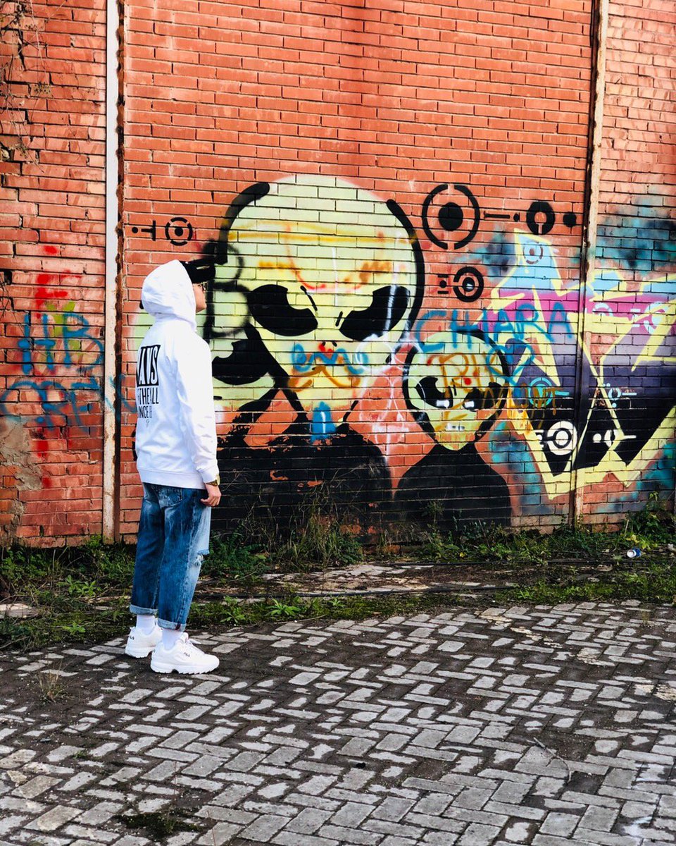 luca916_'s tweet photo. “Ti sembra che io scherza, no non hai ancora capito chi sono”
💣🤯
#me #city #lifestyle #vans
#fila #murales #twittamibeautiful
#twitter #mood #fashion #alien
#art https://t.co/03Dd43Cf5P