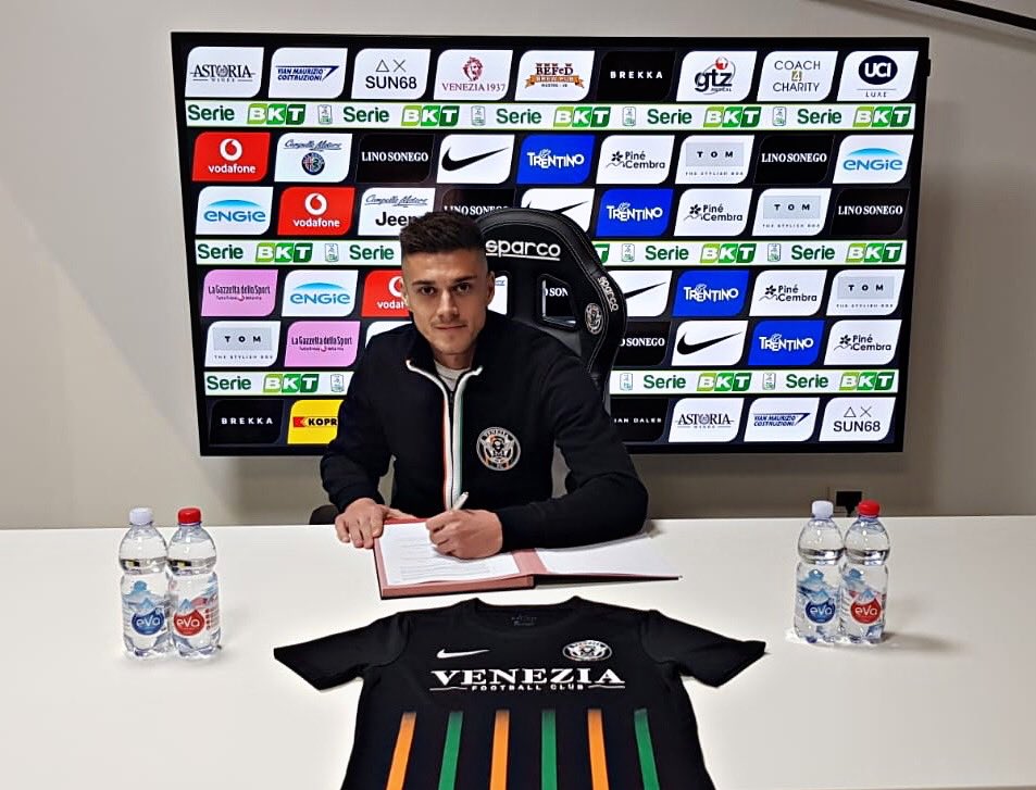 Mazan, firmando su nuevo contrato con el Venezia (@VeneziaFC_IT).