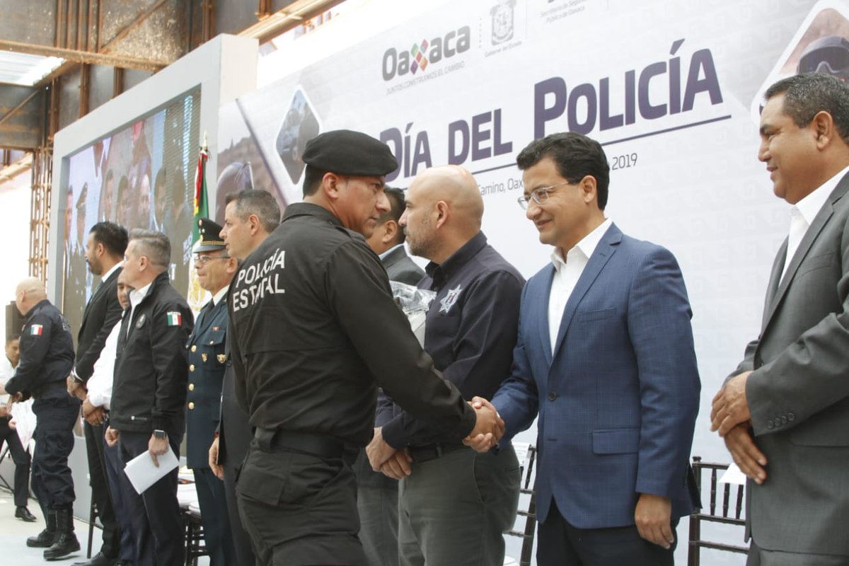 FISCALIA_GobOax's tweet photo. El Fiscal General, @RVasconcelosM, asiste a la celebración del #DíaDelPolicía, acompañando al Gobernador, @alejandromurat en la entrega de reconocimientos y equipo a los elementos que con dignidad  atienden su labor de servicio. 

#ProcuramosJusticiaParaTi #Oaxaca https://t.co/LZ8fsbkPFo