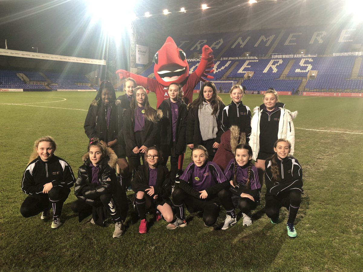 ChadwickPestaff's tweet photo. Team pic with Mighty ⚽️🔴 #squadgoals @LiverpoolFCW @OATChadwick @Principal_OCA https://t.co/CNQmZEbebR