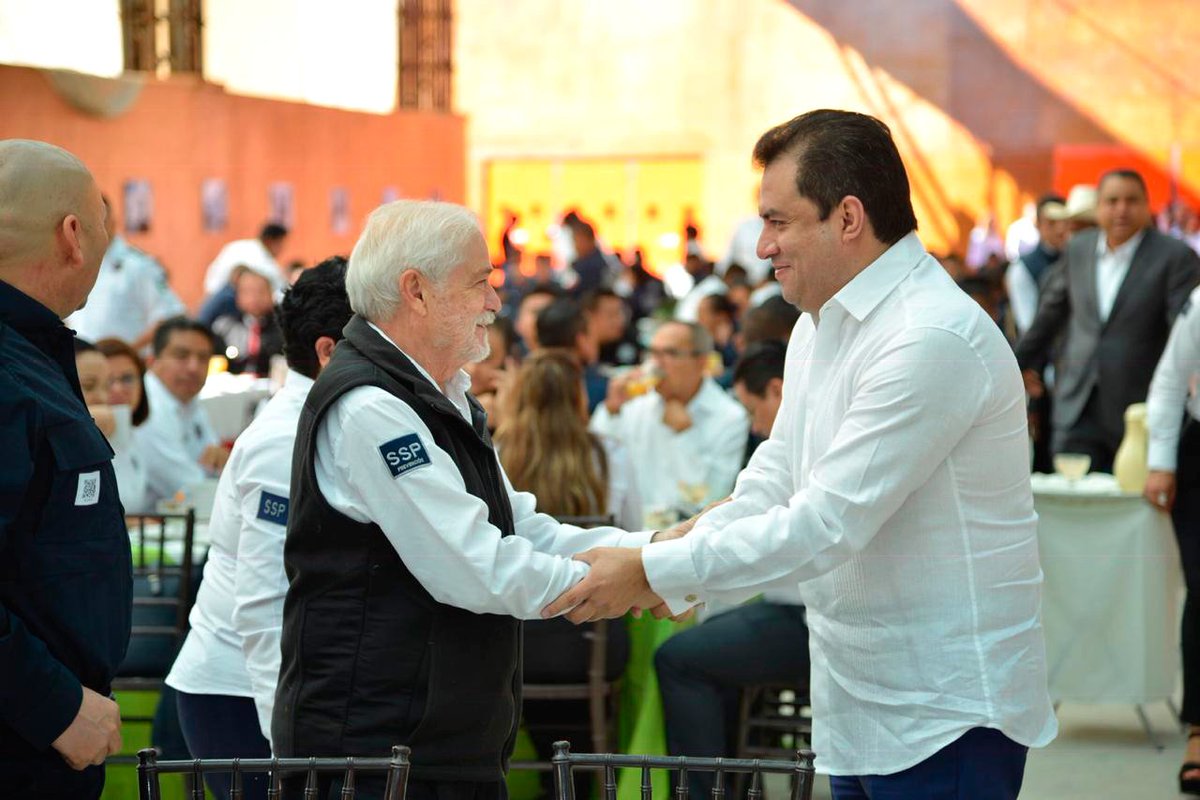 oswaldogarciaj's tweet photo. Acompañé al gobernador @alejandromurat a la convivencia con motivo del #DíaDelPolicía; aquí se entregaron reconocimientos, ascensos por Grado Inmediato y certificados Único Policial a personal de la @SSP_GobOax. Seguimos trabajando en equipo por la seguridad de nuestra ciudad. https://t.co/CE1oHn7wZb