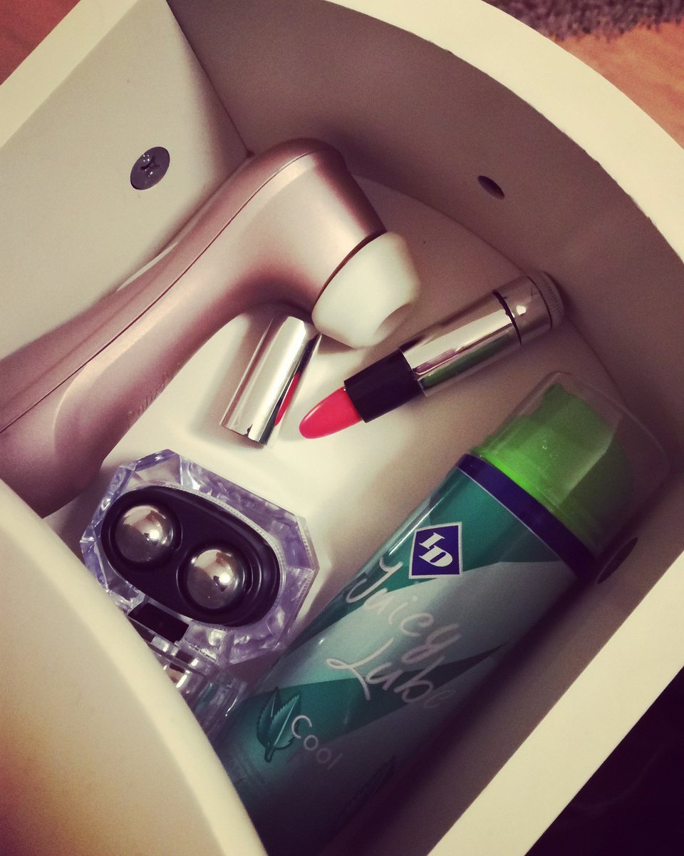 cattysfi's tweet photo. Mitä löytyy naisen yöpöydän laatikosta? Kaikenlaista 😍
#cattys #satisfyerpro2 #vibraattori #benwa #geishakuulat #liukuvoide #idglide #coolmint #huulipunavibra https://t.co/E4s59QU9bi