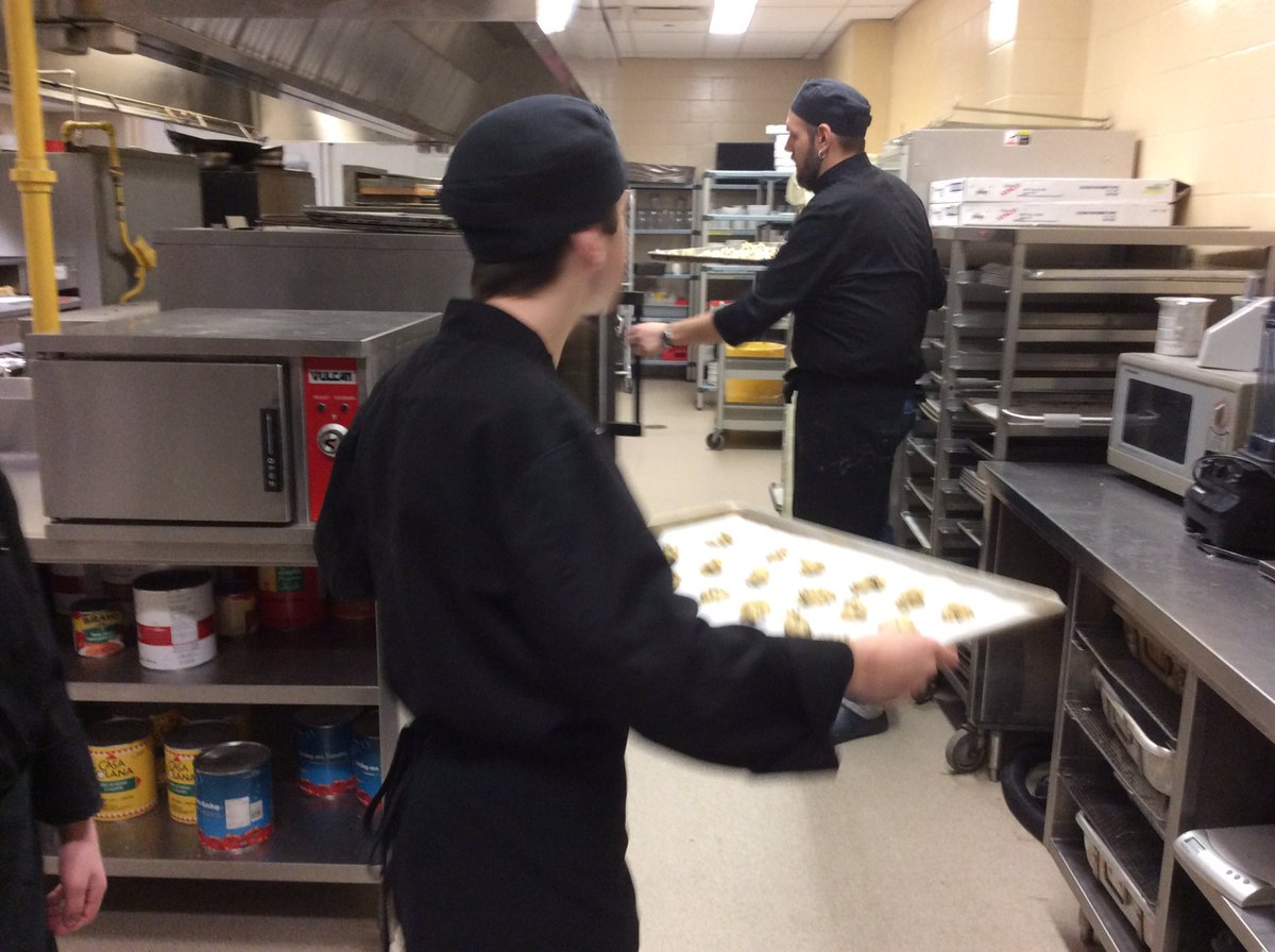 pcrawford14's tweet photo. @MuskokaFallsPS Young Chefs learn...Thanks Chef Underwood @BMLSS ...and they even do dishes! https://t.co/glyk0fsPFV