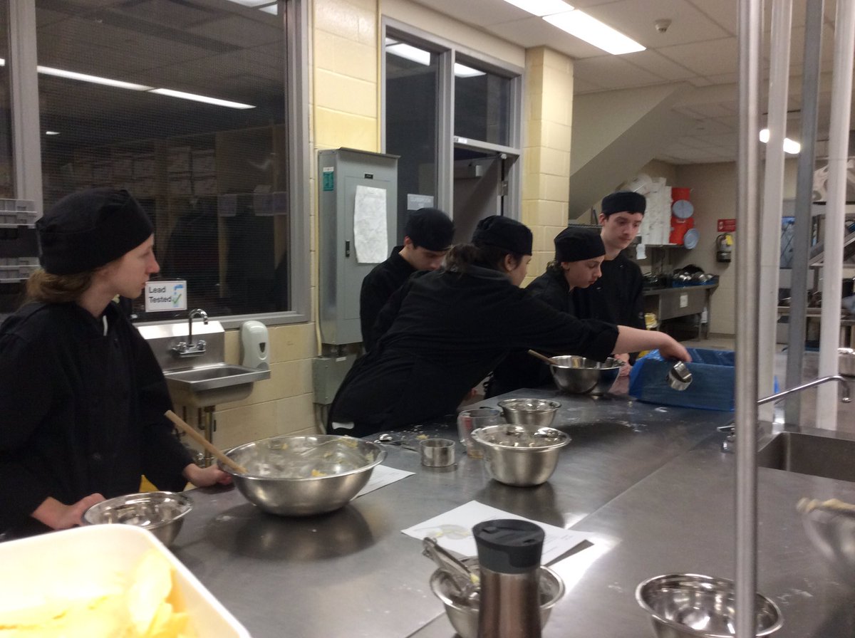pcrawford14's tweet photo. @MuskokaFallsPS Young Chefs learn...Thanks Chef Underwood @BMLSS ...and they even do dishes! https://t.co/glyk0fsPFV