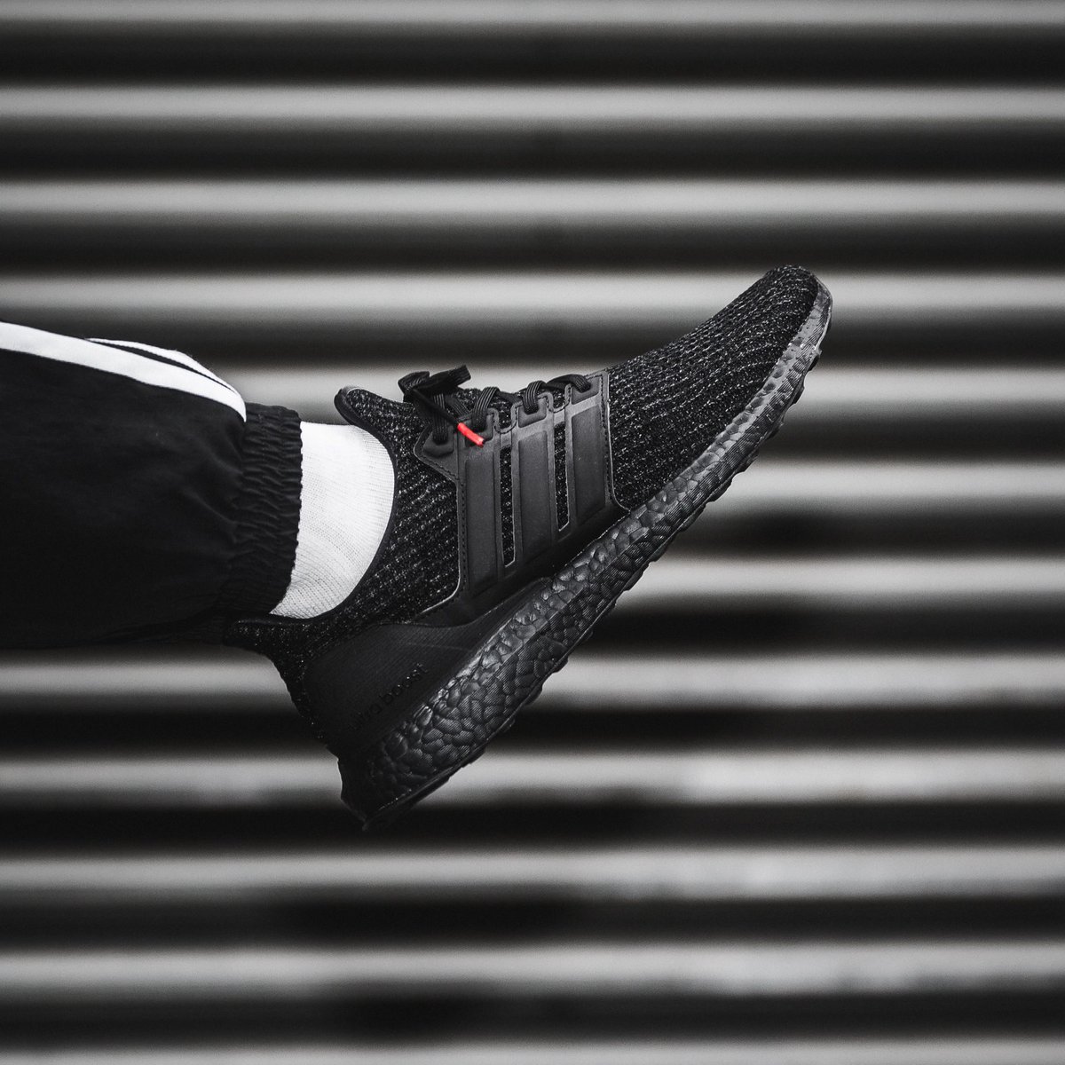 ultra boost 2019 core black active red