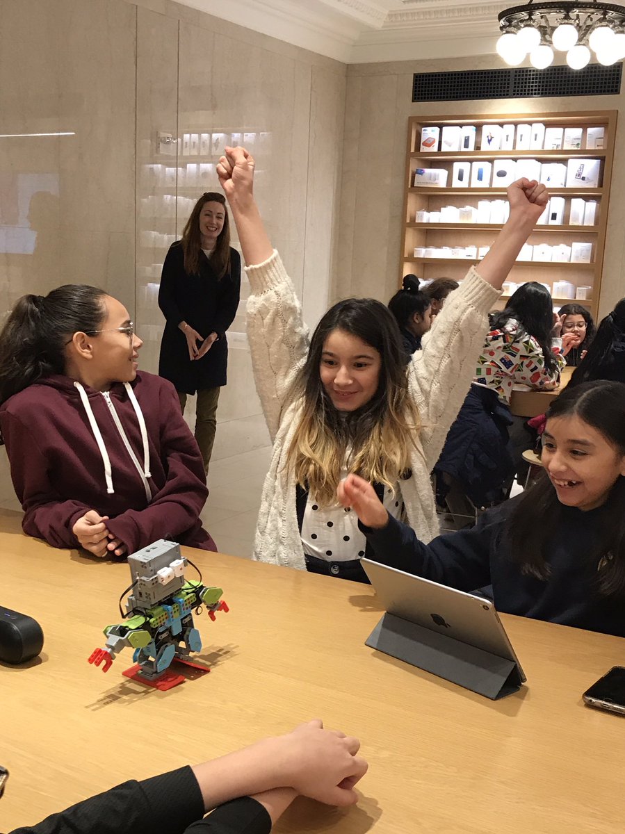efields425's tweet image. We had the best time playing with #swift playgrounds and #jimu @Apple today! Thanks for hosting @tywlsastoria! @AppleEDU #AppleDistinguishedSchools #robotDanceoff