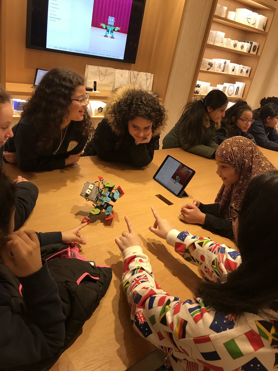 efields425's tweet image. We had the best time playing with #swift playgrounds and #jimu @Apple today! Thanks for hosting @tywlsastoria! @AppleEDU #AppleDistinguishedSchools #robotDanceoff
