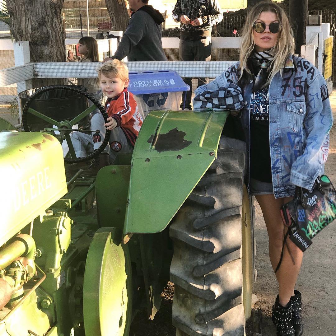 FergaliciousBF's tweet photo. Fergie wearing ISOLATION #boots

https://t.co/4z4zlfYiE5 https://t.co/y1ROFUrmyd