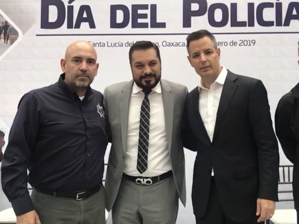 CANADEVIOAX's tweet photo. Nuestro Pdte. @carlosayusoa asistió a la celebración del #DíaDelPolicía, la cual estuvo encabezada por el Gobernador @alejandromurat y el Secretario @SSPO_Tunon, en dicho evento se entregó equipo a la @SSP_GobOax con valor superior a los 21 millones de pesos. https://t.co/CxXLDELMRV