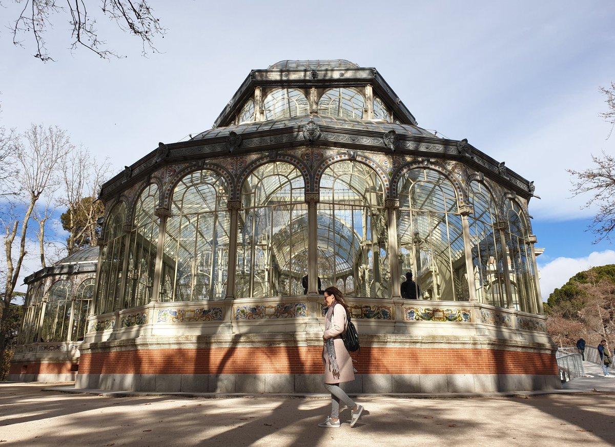 El exterior del #PalaciodeCristal en el #Retiro, no pasa desapercibido. 
Fue construido en 1887 para la Exposición de las Islas Filipinas. En su interior se realizan exposiciones de arte contemporáneo. Hasta el 3 de Marzo puedes ver la obra de Jaume Plensa  titulada"Silencio".