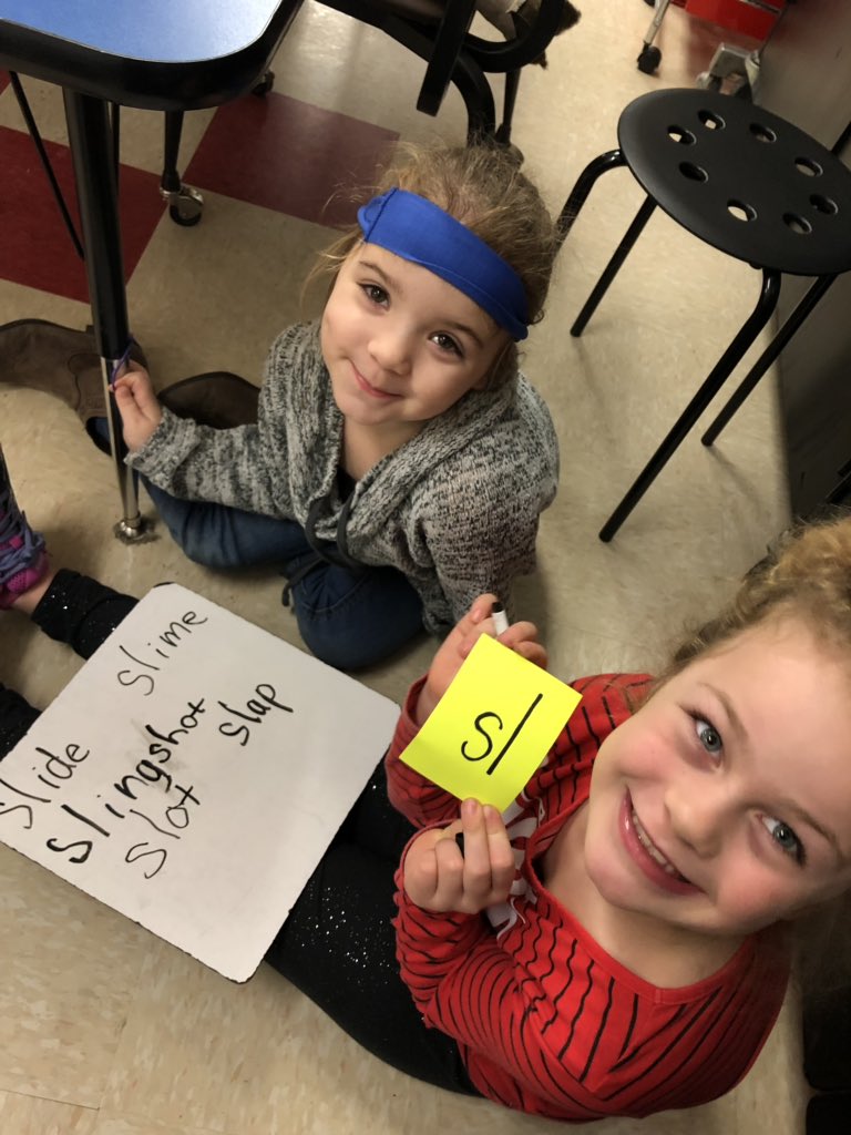 FarrarFirst's tweet photo. These first grade word detectives loved collaborating and brainstorming to think of words with initial blends. @TCSPublic @JackTFarrar #TCSPublic #farrarfrogs @edens_debbie @courtneynholt1 @rlferguson76 https://t.co/Mk6WAu8IXH