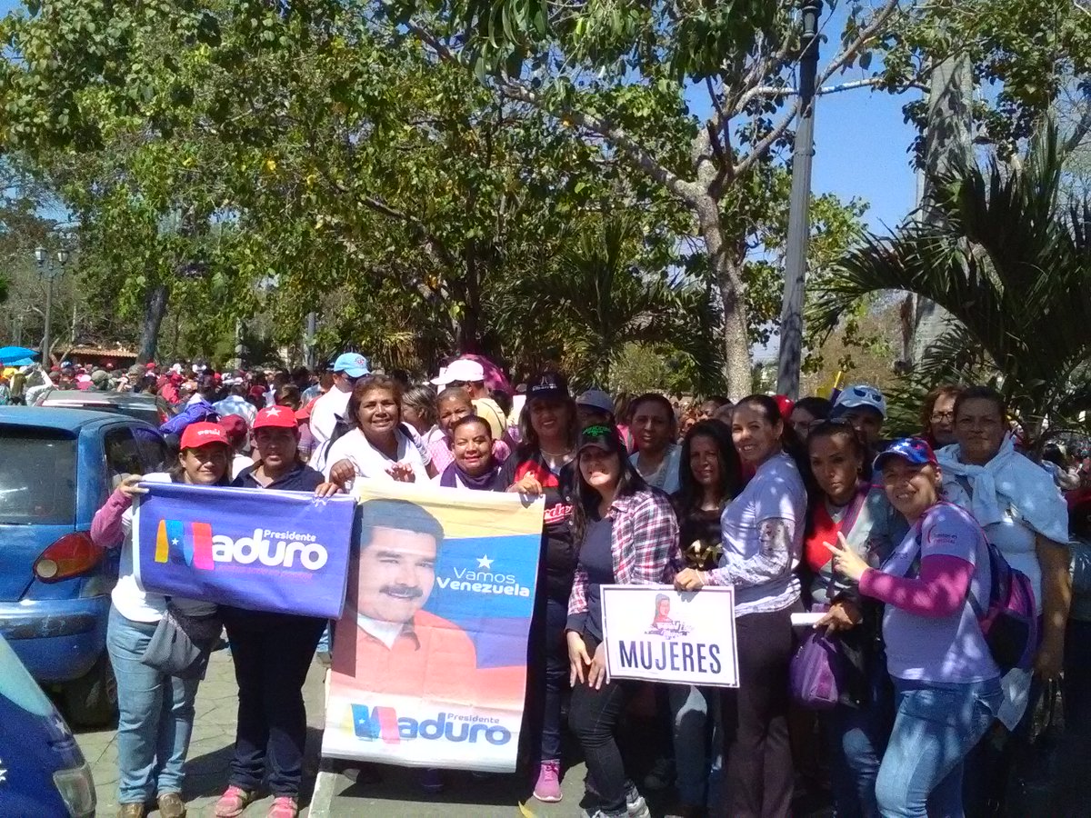 immioficial's tweet photo. #28Ene | Mujeres desplegadas en #Lara apoyando a nuestro Presidente @NicolasMaduro defendiendo la soberanía de la Patria. Marchando junt@s demostrando lealtad  con la Revolución bolivariana @MujeresLara  @PSUVMujeres #MujeresConNicolás #MujeresAntiimperialistas
#LaraConMaduro https://t.co/Fr43gjZvBk