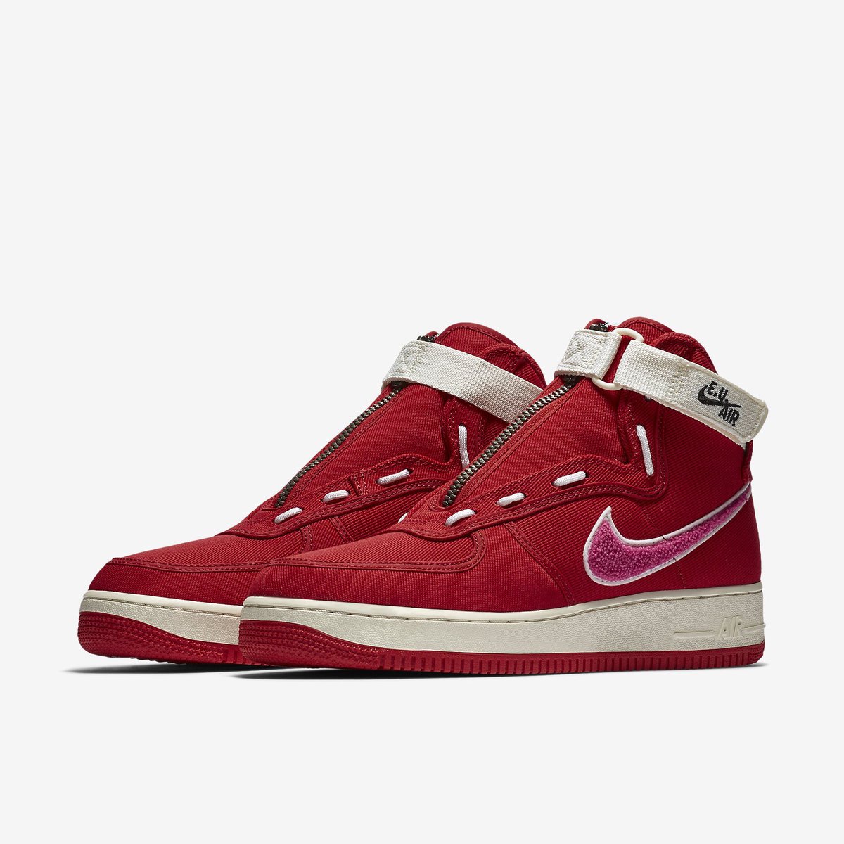SNKR_TWITR tweet media