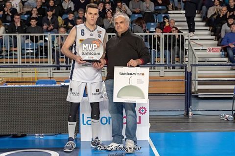 lumicomlights's tweet photo. #Lumicom #OfficialPartner di LNP ha premiato ieri Andrea Pecchia con il #LumicomMVP del mese di dicembre 2018 #SerieA2OldWildWest.
 Un giovane italiano è il miglior testimone della qualità #MadeInItaly dei prodotti Lumicom. #LightMyBasket #LNP #LaNostraPassione https://t.co/ncvDOsR1t4