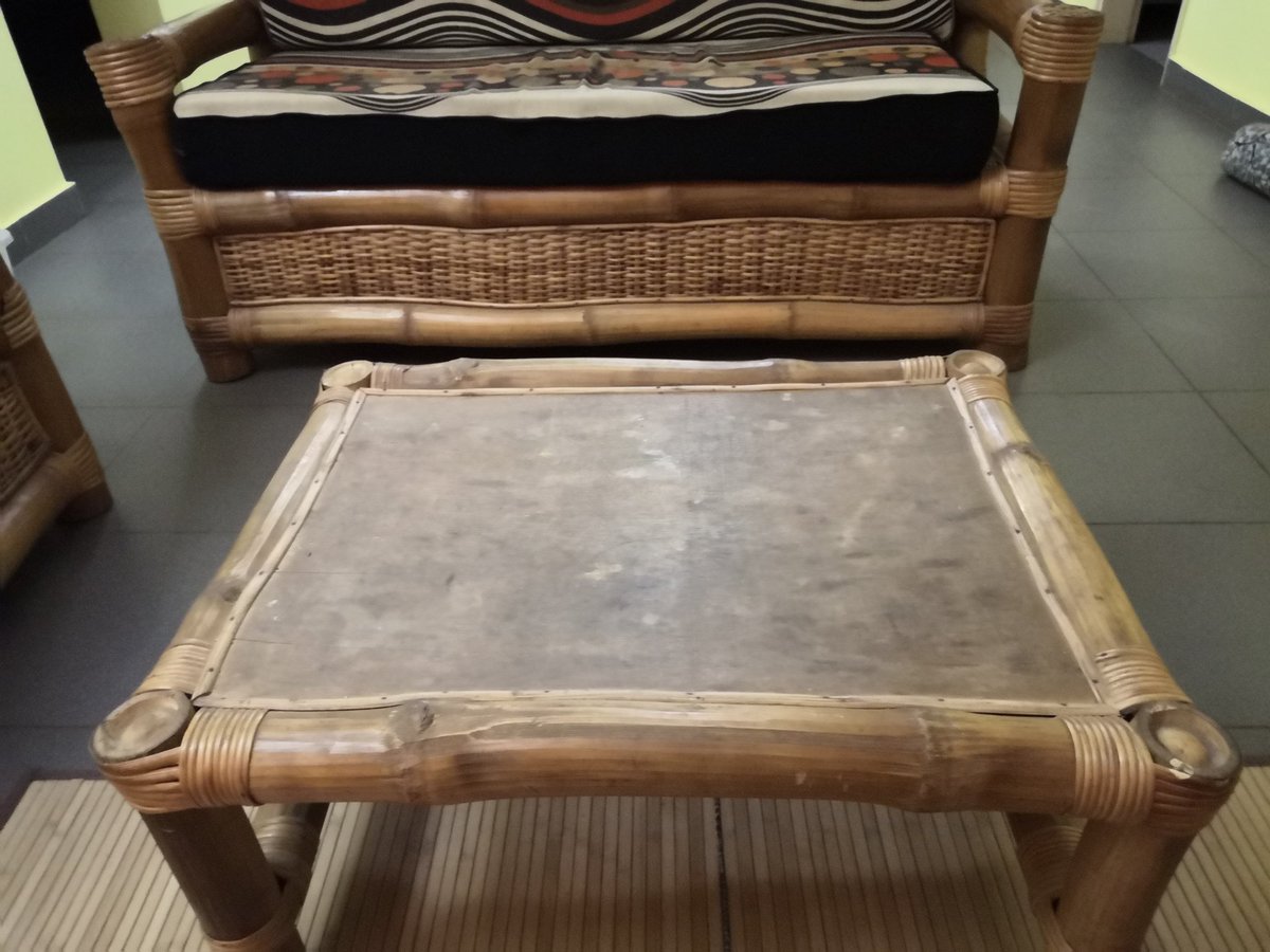 vickyNdende's tweet photo. Bonsoir je met en vente ce salon complet en bambou (table basse +2 fauteuils +1 canapé 3 places +2 sets de coussins). Les assises sont en mousse épaisse, recouverts avec un tissu "maison". 60.000f L'ensemble.
PS: le chat ne fait pas partie du lot. https://t.co/HQULox2qd0