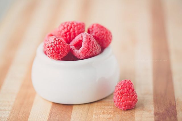 HelenMakadia's tweet photo. Julian loves raspberries - am thinking it might be worth exploring planting a raspberry bush. Anyone grow one in the Boston area? Tips? .
.
.
#raspberries #fruitphotograph #foodstilllife #seekthesimplicity #aquietstyle #seedscolor #holdthemoments #seeki… https://t.co/tcGcXJVauN https://t.co/6XXCs7lAfn