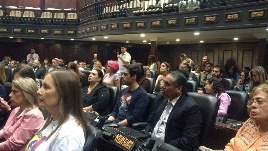 accionlibertad's tweet photo. Ya está por comenzar la consulta de la Ley de Amnistía con distintas ONG y personas que han sido víctimas de violaciones de #DDHH. La actividad se realiza en la @AsambleaVE y están presente diputados @delsasolorzano @edgarzambranoad @SergioVergaraG @apichardob @liderhumano https://t.co/vbgCh14V8B