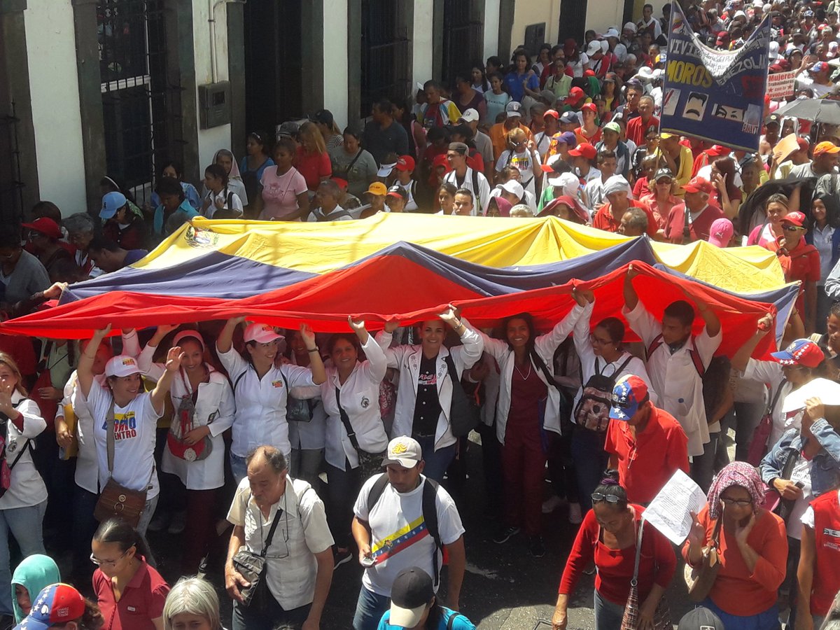 PCADLARA's tweet photo. #28Ene Hoy nuestro pueblo desbordado en las calles en respaldo a nuestro Presidente Constitucional @NicolasMaduro 
@gobiernodelara 
@gestionperfecta 
@LuisMujicapc 
@SeguridadLara 
#FANBLealAlPuebloYLaRevolución 
#laraConMaduro https://t.co/Kc9fNvJouf