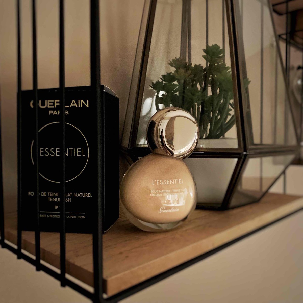 CharleneDim's tweet photo. #Guerlain #Lessentiel #Guerlainlessentiel #icanhaveboth Nouveau fond de teint Guerlain, hâte de le tester demain matin ! Quel beau #packaging 😽💄#makeup #new https://t.co/0JuEUDGgi9