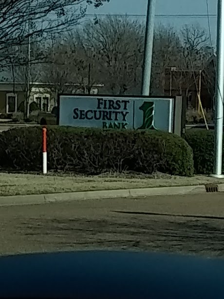 FlagShaming's tweet image. Shame on First Security Bank in @CityofHernando Mississippi for flying a torn and tattered flag that needs to be retired! Please get this flag replaced!

U.S. Flag code: Title 4, USC, Chapter 1, § 8 (k)  

#Disgraceful #FlagShaming