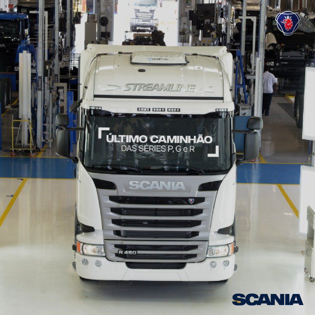ScaniaArgentina's tweet photo. ¿Sabías que el último vehículo PGR producido en el mundo fue un R450 6X2 Streamline? Marcelo Hermes, cliente Scania, fue personalmente a recibirlo en la fábrica de Scania en Brasil. 😊 https://t.co/FqM2zNVo8p