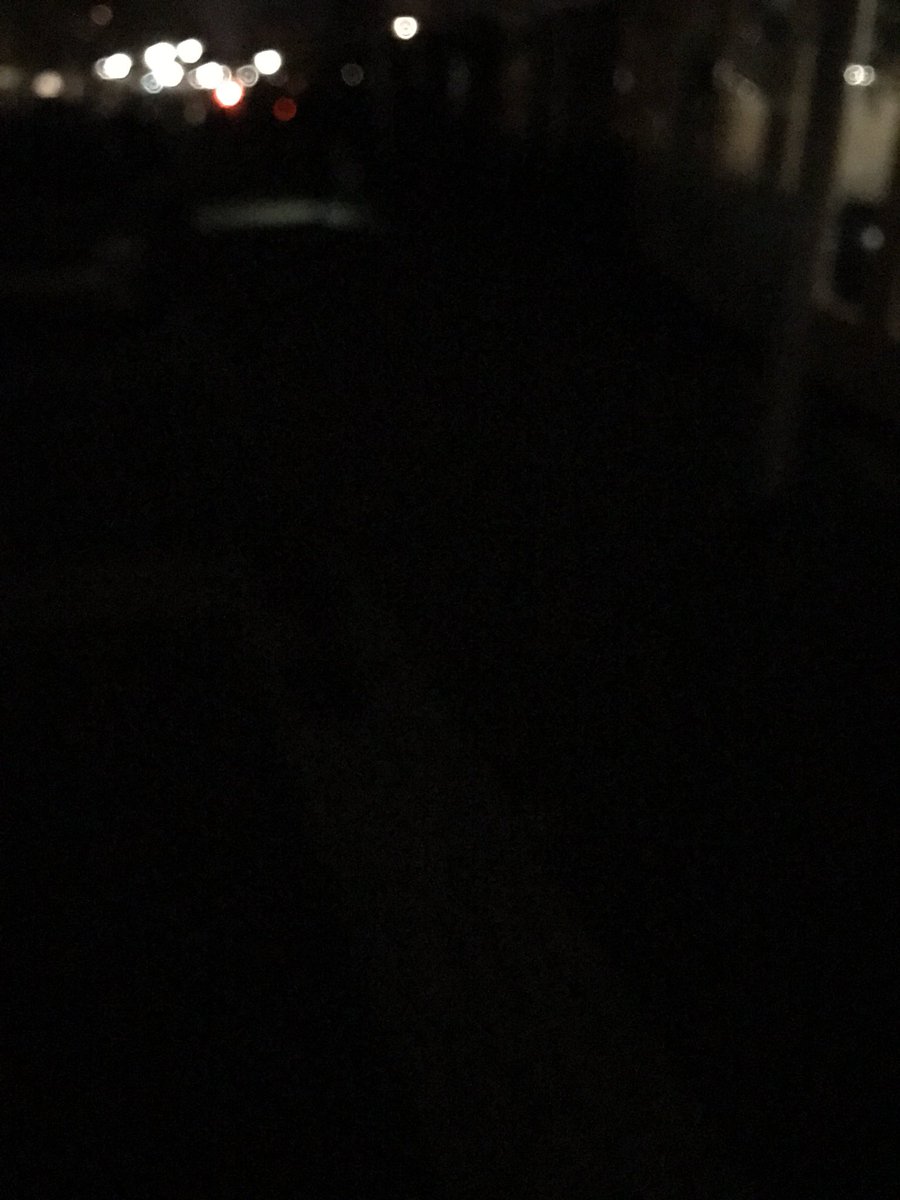 jolanda1712's tweet photo. @Ambachtveilig @gemeentehia al enige weken is er geen verlichting op het parkeerterrein voor de Ridderhal. Onveilige situatie! https://t.co/PwArxmORvw