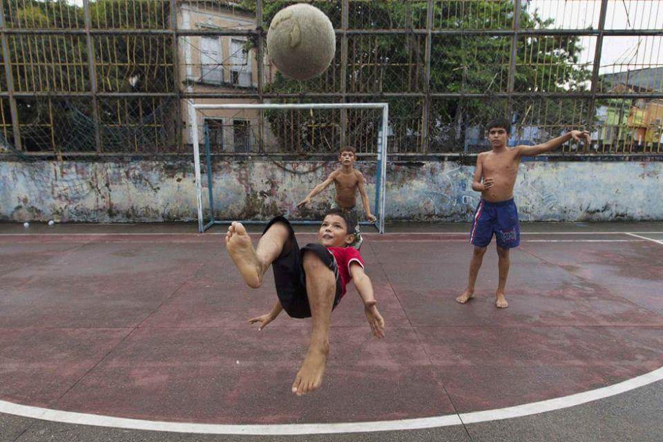 JOGAR BOLA NA RUA 