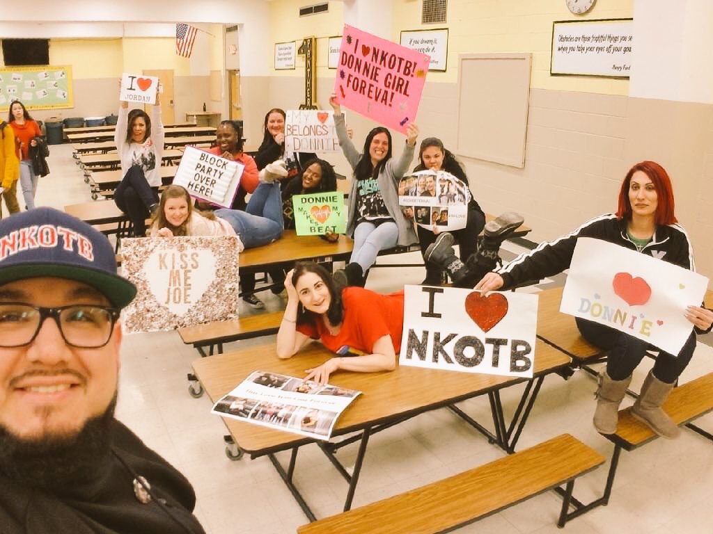 DonnieWahlberg's tweet image. Reason number 9,462,859 that @nkotb has the greatest fans in the history of music? When you put out the last second call for them to show up at your music video in the freezing cold — they show up. No questions asked!  #BlockHeads #thankful ❤️