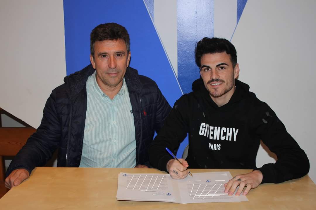 📷 PRESENTACIÓN OFICIAL de Dieguito ( <a href="/DiegoMDiaz7/">DiegoDiaz</a> )como nuevo jugador del Formac Villarrubia CF.

Mucha suerte con la elástica blanquiazul.