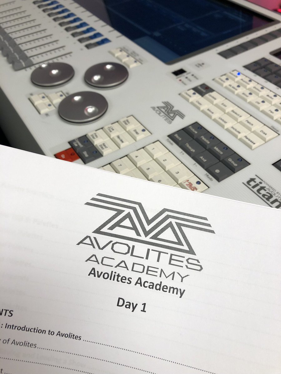 JCELT1's tweet image. #Neverstoplearning #newstring #pushingbuttons #lighting #movinglights