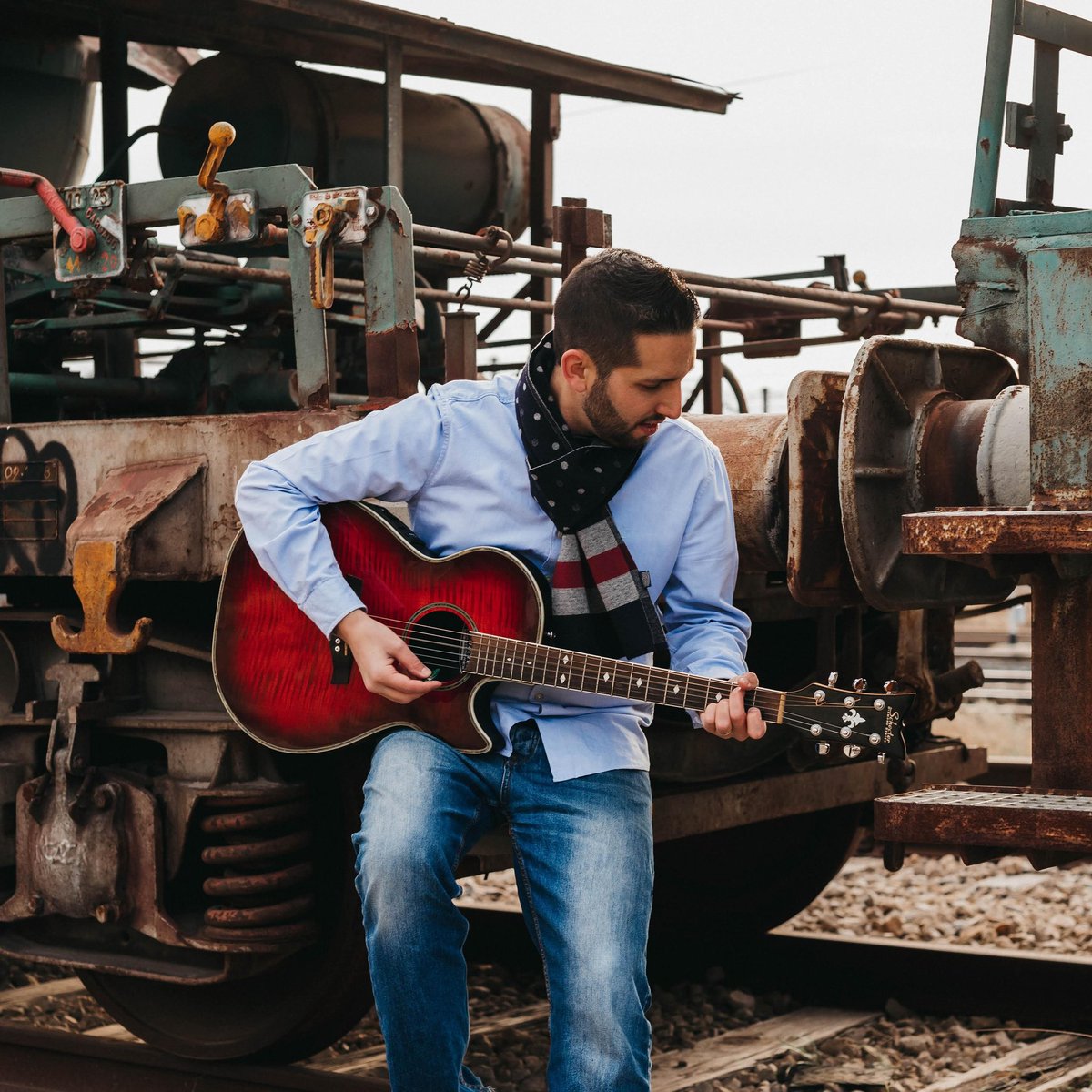 brianscavullo's tweet photo. Jammin' on some old train tracks. 🤠🎸

#music #musician #singer #songwriter #countrymusic #trains #trainstation #musicheals #musicismylife #artist 

📸 @maitericote https://t.co/oIMmvpMlEM