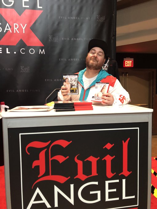 Standing in line for hours just to get an autograph from the director of the year award https://t.co<a href="/tag/manyvids"class="tags"><span>#manyvids</span></a><a href="/tag/mvsales"class="tags"><span>#mvsales</span></a><a href="/tag/mvboys"class="tags"><span>#mvboys</span></a>
